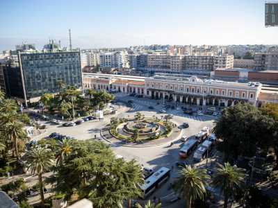 Dall�altra parte invece � piazza Moro a essere protagonista, con la sua fontana e la facciata della Stazione Centrale. Una visuale del Murattiano, dall�alto di uno dei suoi edifici pi� iconici: lo storico hotel Leon d�Oro